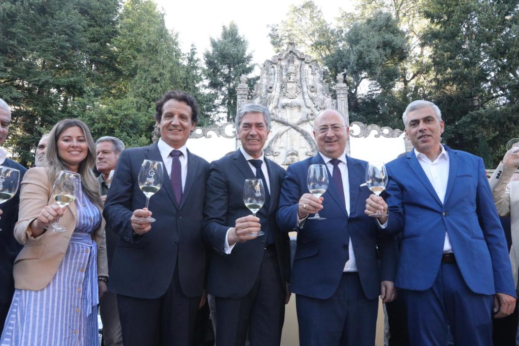 Pie de foto 1: El alcalde de Guarda, Sérgio Costa (d), el ministro de Agricultura portugués, José Manuel Fernandes (2d), el secretario de estado de Turismo y Comercio portugués, Pedro Machado (3d) y la alcaldesa de la localidad española de Fuentes de Oñoro (Salamanca) fronteriza con el distrito luso de Guarda, Laura Vicente (5d), durante la edición del Wine FEst de 2024/Carlos García