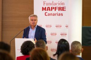 El presidente de la Fundación Mapfre Canarias, Ignacio Baeza, ha entregado este miércoles las becas que concede la entidad para estudios de posgrado y prácticas profesionales en Estados Unidos. EFE/Ángel Medina G.
