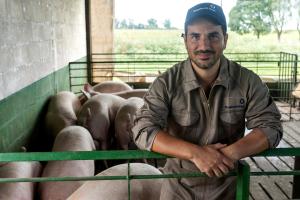 Fotografía sin fecha cedida por Biogénesis Bagó del gerente de Marketing Estratégico de la División Porcinos de Biogénesis Bagó, Facundo Romero, posando en una granja porcina en Castelli (Argentina). EFE/ Biogénesis Bagó /SOLO USO EDITORIAL/NO VENTAS/SOLO DISPONIBLE PARA ILUSTRAR LA NOTICIA QUE ACOMPAÑA (CRÉDITO OBLIGATORIO)
