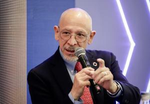 Fotografía del 24 de junio de 2025 del consultor en salud pública y políticas sanitarias de la Organización Panamericana de la Salud (OPS), Francisco Becerra, hablando durante una entrevista con EFE, en San José (Costa Rica). EFE/ Jeffrey Arguedas