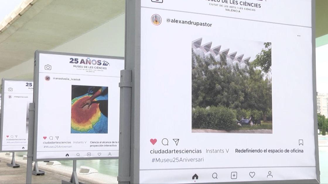 Imagen de la exposición fotográfica 'Instants' en la Ciudad de las Artes y las Ciencias de Valencia, sobre los cambios de la ciencia en los últimos 25 años y que sirve para celebrar el 25 aniversario del Museo de las Ciencias. EFE