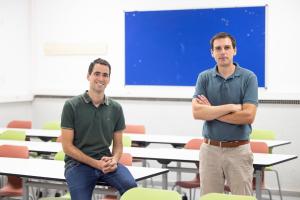 MÁLAGA (ESPAÑA), 22/07/2025.- Los investigadores de la Facultad de Ciencias de la Educación de Málaga, Carlos A. Becerra (i) y Daniel Mayorga (d), posan durante la entrevista a la Agencia Efe por la publicación de un estudio que trata de una gamificación basada en los 'Vengadores' para promocionar hábitos saludables de actividad física en estudiantes de Educación Secundaria desde el contexto de la Educación Física. EFE/Daniel Pérez