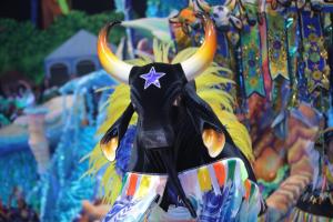 Fotografía cedida por Amazonastur donde se observa la presentación del buey Caprichoso, en el Bumbódromo, dónde se celebra el Festival de Parintins, en la ciudad de Parintins, en el estado de Amazonas (Brasil). EFE/ Alex Pazuello / Amazonastur/ SOLO USO EDITORIAL/SOLO DISPONIBLE PARA ILUSTRAR LA NOTICIA QUE ACOMPAÑA (CRÉDITO OBLIGATORIO)