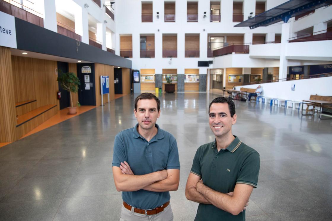 MÁLAGA (ESPAÑA), 22/07/2025.- Los investigadores de la Facultad de Ciencias de la Educación de Málaga, Carlos A. Becerra (d) y Daniel Mayorga (i), posan durante la entrevista a la Agencia Efe por la publicación de un estudio que trata de una gamificación basada en los 'Vengadores' para promocionar hábitos saludables de actividad física en estudiantes de Educación Secundaria desde el contexto de la Educación Física. EFE/Daniel Pérez