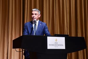 TOKIO, 15/07/2025.-El consejero de Agricultura, Ganadería, Pesca y Soberanía Alimentaria del Gobierno de Canarias, Narvay Quintero (c), junto a una delegación del Gobierno canario y representantes del sector vitivinícola de las islas expusieron este martes en Tokio la "riqueza" y el "carácter singular" de sus vinos, en un evento dirigido a abrir paso a las bodegas canarias en el atractivo mercado nipón.-EFE/ Edurne Morillo