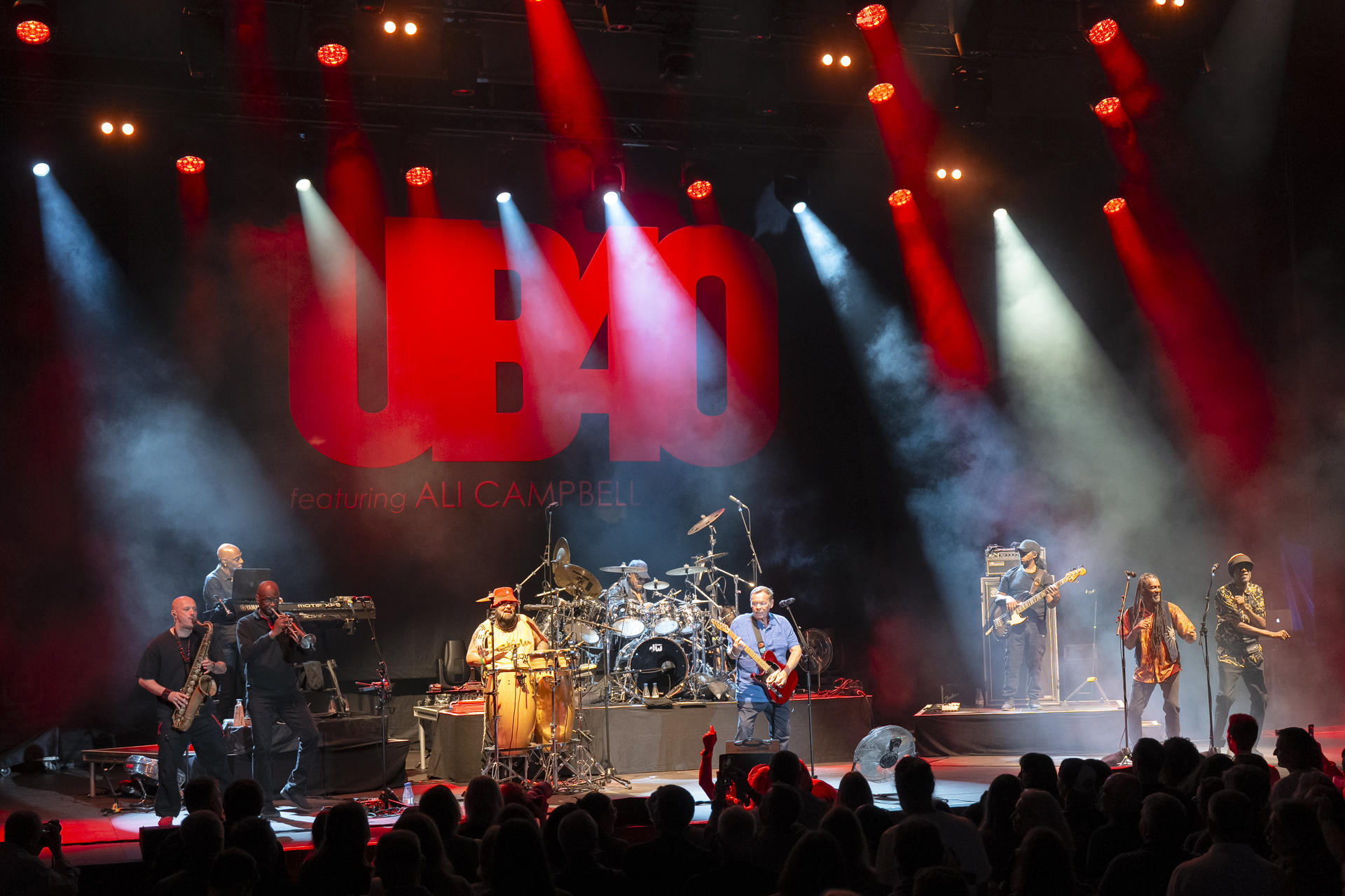 La banda británica UB40 durante su actuación hoy sábado en el festival de Cap Roig que se celebra en la localidad gerundense de Palafrugell. EFE/David Borrat.