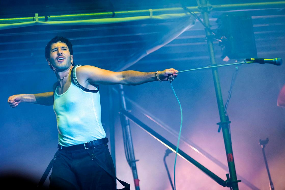 Palafrugell (Girona), 25/07/2025. El músico y cantante colombiano Sebastián Yatra durante su actuación hoy viernes en el festival Cap Roig que se celebra en la localidad gerundense de Palafrugell. EFE/David Borrat.