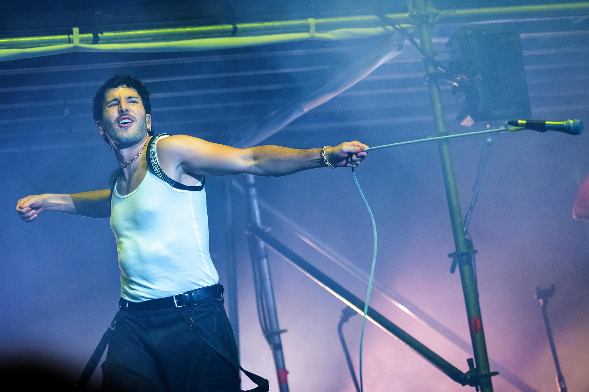 Palafrugell (Girona), 25/07/2025. El músico y cantante colombiano Sebastián Yatra durante su actuación hoy viernes en el festival Cap Roig que se celebra en la localidad gerundense de Palafrugell. EFE/David Borrat.