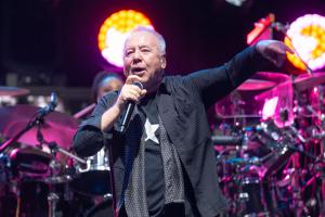 La banda escocesa Simple Minds, con más de cuatro décadas de trayectoria bajo el liderazgo de Jim Kerr y Charlie Burchill, protagoniza una de las citas destacadas en la programación de este año del festival de Cap Roig. EFE/David Borrat