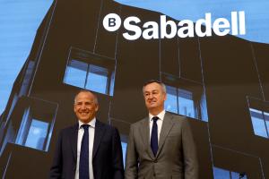 GRAFCAT000. SANT CUGAT (BARCELONA), 02/07/2025.- El consejero delegado del Banco Sabadell, César González-Bueno, junto al director financiero de la entidad, Sergio Palavecino (i), explica en rueda de prensa los detalles sobre la decisión de vender TSB, filial británica de la entidad, en pleno proceso de la opa del BBVA, y el dividendo extraordinario para los accionistas que generará la operación. EFE/Toni Albir