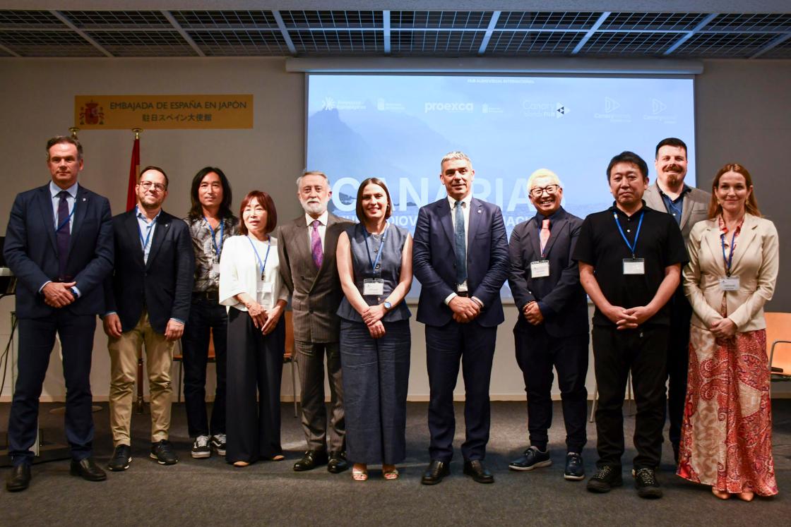 TOKIO (JAPÓN), 16/07/2025.- La consejera de Universidades, Ciencia e Innovación y Cultura, Migdalia Machín (6d) durante la presentación del Gobierno de Canarias en Tokio de su potencial como 'hub' audiovisual con vistas a atraer a más firmas japonesas de animación y videojuegos, lo que incluye importantes ventajas fiscales y que ya cuenta con la presencia de varias empresas niponas. EFE/ Edurne Morillo