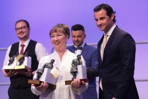 TORREVIEJA (ALICANTE). La directora del coro de Letonia, Balta Riga, acompañada por el alcalde de Torrevieja, Eduardo Dolón, tras recibir el ´Premio de Polifonía Juan Aparicio´ durante el 71 Certamen Coral Internacional Habaneras y Polifonía de Torrevieja que se ha celebrado hoy sábado en la localidad alicantina. EFE / Pablo Miranzo.