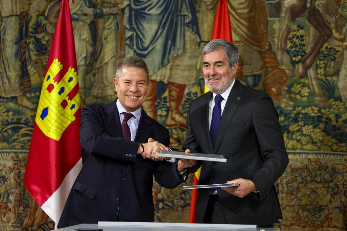 TOLEDO, 30/07/2025.- El presidente de Castilla-La Mancha, Emiliano García-Page (i) tras firmar un acuerdo con su homólogo de Canarias, Fernando Clavijo (d), este miércoles en Toledo. EFE/ Ismael Herrero
