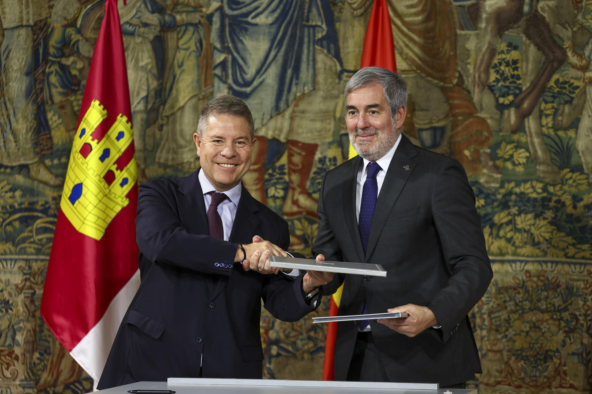 TOLEDO, 30/07/2025.- El presidente de Castilla-La Mancha, Emiliano García-Page (i) tras firmar un acuerdo con su homólogo de Canarias, Fernando Clavijo (d), este miércoles en Toledo. EFE/ Ismael Herrero