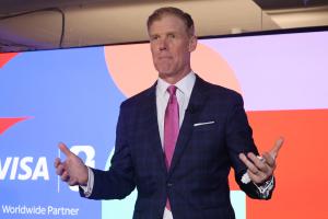 El exfutbolista estadounidense, Alexi Lalas, habla durante un evento este miércoles, en Washington (Estados Unidos). EFE/ Octavio Guzman