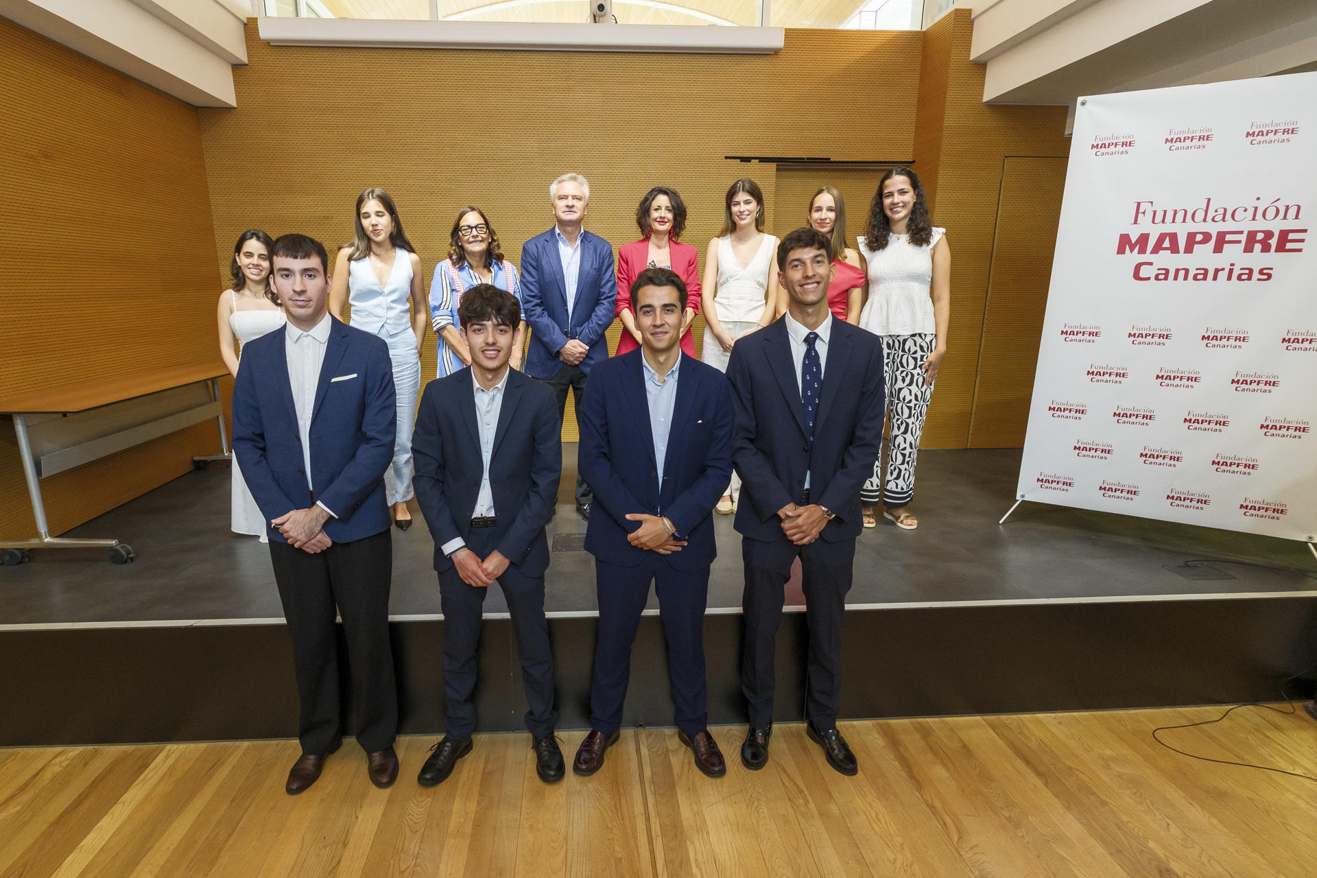 GRAFCAN3084. LAS PALMAS DE GRAN CANARIA (ESPAÑA), 23/07/2025.- El presidente de la Fundación Mapfre Canarias, Ignacio Baeza (detrás, 4i), ha entregado este miércoles las becas que concede la entidad para estudios de posgrado en áreas STEM (acrónimo en inglés de ciencia, tecnología, ingeniería y matemáticas), administración de empresas y de prácticas profesionales en Estados Unidos para el curso académico 2025/2026. EFE/Ángel Medina G.