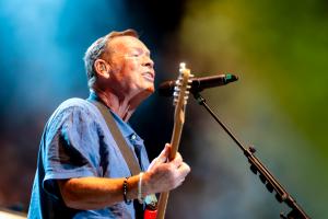 El cantante de la banda británica UB40, Ali Campbell, durante su actuación hoy sábado en el festival de Cap Roig que se celebra en la localidad gerundense de Palafrugell. EFE/David Borrat.