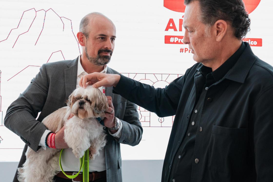Fotografía cedida por Mars Pet Nutrition del director General para Mars Pet Nutrition en México, Miguel Ángel Fuertes (i), y el gobernador del estado de Querétaro, Mauricio Kuri, durante la celebración de los 30 años de la planta del fabricante mundial de alimentos para mascotas Mars este martes, en Querétaro (México). EFE/ Mars Pet Nutrition /SOLO USO EDITORIAL/ NO VENTAS/ SOLO DISPONIBLE PARA ILUSTRAR LA NOTICIA QUE ACOMPAÑA (CRÉDITO OBLIGATORIO)