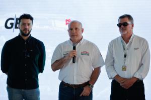 El director ejecutivo del Rally del Paraguay, César Marsal (c), habla durante la presentación oficial de la campaña 'Un rally de tierra roja' este sábado, en Mariano Roque Alonso (Paraguay). EFE/ Juan Pablo Pino