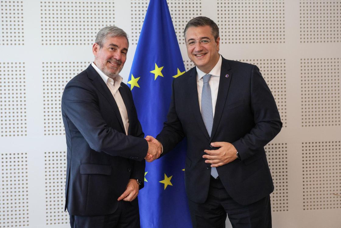 BRUSELAS (BÉLGICA), 02/07/2025.- El presidente de Canarias, Fernando Clavijo (i), se reúne con el comisario europeo de Transporte Sostenible y Turismo, Apostolos Tzitzikostas, este miércoles, en Bruselas. EFE/ Pablo Garrigós