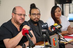 El vicepresidente de la Federación Médica Ecuatoriana, Wilson Tenorio (i), participa en una rueda de prensa este viernes, en Quito (Ecuador). EFE/Gianna Benalcázar