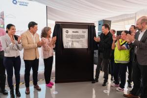 Fotografía cedida por Mars Pet Nutrition de personas posando junto a la placa conmemorativa de los 30 años de la planta del fabricante mundial de alimentos para mascotas Mars este martes, en Querétaro (México). EFE/ Mars Pet Nutrition /SOLO USO EDITORIAL/ NO VENTAS/ SOLO DISPONIBLE PARA ILUSTRAR LA NOTICIA QUE ACOMPAÑA (CRÉDITO OBLIGATORIO)