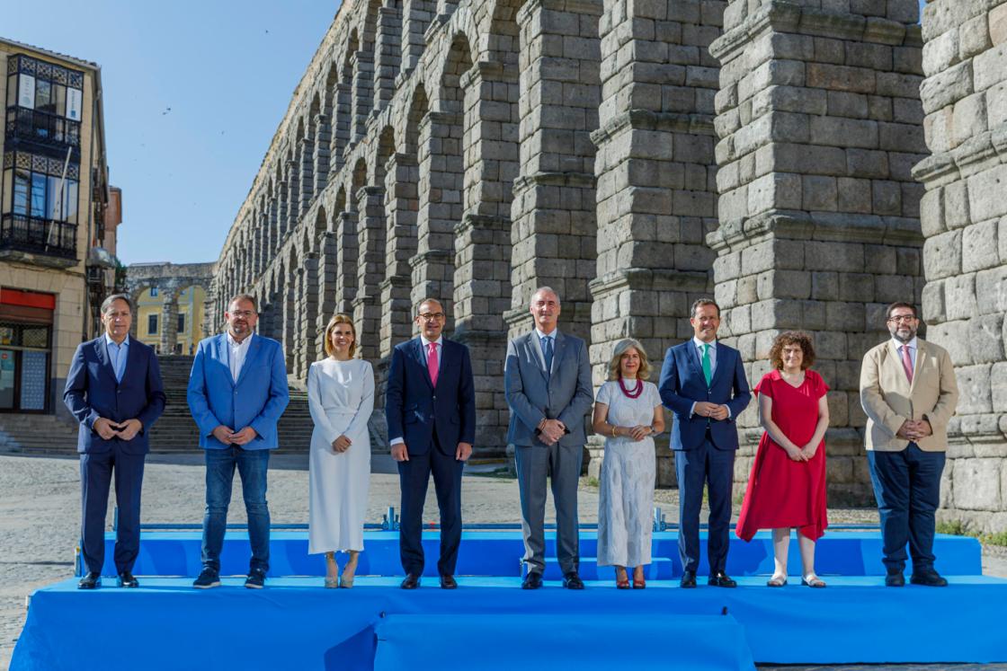 SEGOVIA, 12/07/2025.-Segovia, 12 jul (EFE).- El grupo de Ciudades Patrimonio de la Humanidad de España (GCPHE) ha decidido este sábado en Segovia celebrar el 40 aniversario del reconocimiento como Patrimonio de la Humanidad de los cascos históricos de esta ciudad, de Ávila y de Santiago de Compostela, que son las tres primeras ciudades españolas que recibieron esta distinción de la Unesco, en diciembre de 1985. El alcalde de Segovia, José Mazarías, y alcaldes y concejales de Alcalá de Henares, Ávila, Baeza, Cáceres, Córdoba, Cuenca, Ibiza, Mérida, Salamanca, San Cristóbal de La Laguna, Santiago de Compostela, Segovia, Tarragona, Toledo y Úbeda se han reunido en la Sala de Artillería del Alcázar de Segovia para esta asamblea, en la que también se han aprobado las acciones culturales, turísticas y deportivas de promoción de estas ciudades hasta final de año. EFE/ Nacho Valverde***SOLO USO EDITORIAL/SOLO DISPONIBLE PARA ILUSTRAR LA NOTICIA QUE ACOMPAÑA (CRÉDITO OBLIGATORIO)***