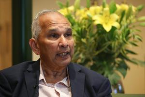 El candidato por Guyana a dirigir el Instituto Interamericano de Cooperación para la Agricultura (IICA), Muhammad Ibrahim, habla en entrevista con EFE este viernes, en Lima (Perú). EFE/ Paolo Aguilar
