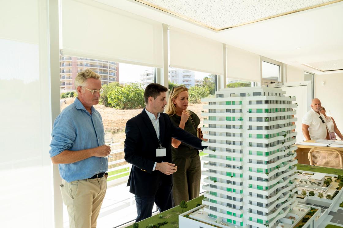 La maqueta del edificio del proyecto de Ribamar de Aedas y LandCo en Portimao, en el Algarve portugués.//IMAGEN CEDIDA