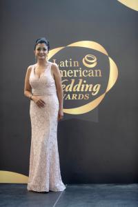 La analista de la Dirección de Turismo de Negocios, Gabriela Flores, posa en la alfombra roja durante la ceremonia de los premios Latin America Wedding Awards (LAWA), celebrada este miércoles en el hotel Jaragua, en Santo Domingo (República Dominicana). EFE/Orlando Barría