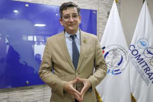 El secretario general de la Secretaría de Integración Económica Centroamericana (SIECA), Francisco Lima Mena, posa durante una entrevista con EFE el 19 de junio de 2025, en Ciudad de Guatemala (Guatemala). EFE/ Mariano Macz