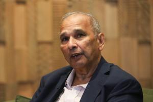 El candidato por Guyana a dirigir el Instituto Interamericano de Cooperación para la Agricultura (IICA), Muhammad Ibrahim, habla en entrevista con EFE este viernes, en Lima (Perú). EFE/ Paolo Aguilar