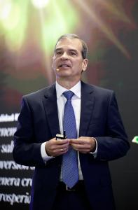 Fotografía del 24 de junio de 2025 del gerente general de Roche Centroamérica, Caribe y Venezuela, Álvaro Soto, hablando durante una entrevista con EFE, en San José (Costa Rica). EFE/ Jeffrey Arguedas