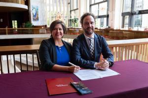 Fotografía sin fecha específica cedida por la Metropolitan Opera House de Nueva York que muestra a la directora ejecutiva de la Laffont Competition y el Lindemann Young Artist Program de la Met Opera, Melissa Wegner (i), y al gerente de Música de la Fundación Ibáñez Atkinson, Andrés Rodríguez Spoerer, posando durante la firma del convenio entre la Fundación Ibáñez Atkinson y Metropolitan Opera House, en Nueva York (EE.UU.).