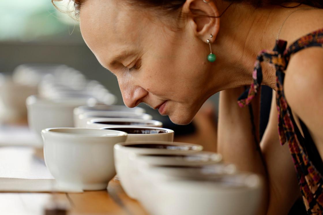 Una mujer participa en una cata de café el 17 de julio de 2025, en la Hacienda La Esmeralda, en el pequeño pueblo de Boquete (Panamá). EFE/Bienvenido Velasco
