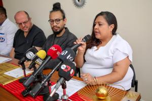 El vicepresidente de la Federación Médica Ecuatoriana, Wilson Tenorio (i), participa en una rueda de prensa este viernes, en Quito (Ecuador). EFE/Gianna Benalcázar