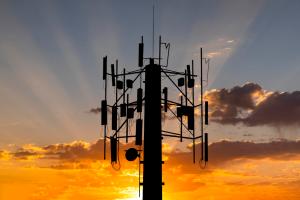 Fotografía sin fecha específica de toma cedida por T-Mobile que muestra una torre eléctrica en Estados Unidos. La diversidad geográfica y el área que comprende el territorio de Estados Unidos lo hacen un país susceptible a desastres naturales. EFE/ T-mobile /SOLO USO EDITORIAL/NO VENTAS/ SOLO DISPONIBLE PARA ILUSTRAR LA NOTICIA QUE ACOMPAÑA (CRÉDITO OBLIGATORIO)