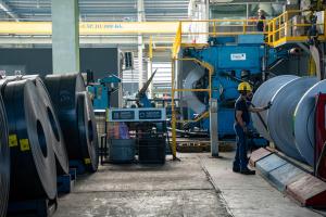 Un hombre trabaja en una fabrica de acero este jueves, en Guayaquil (Ecuador). EFE/ Mauricio Torres