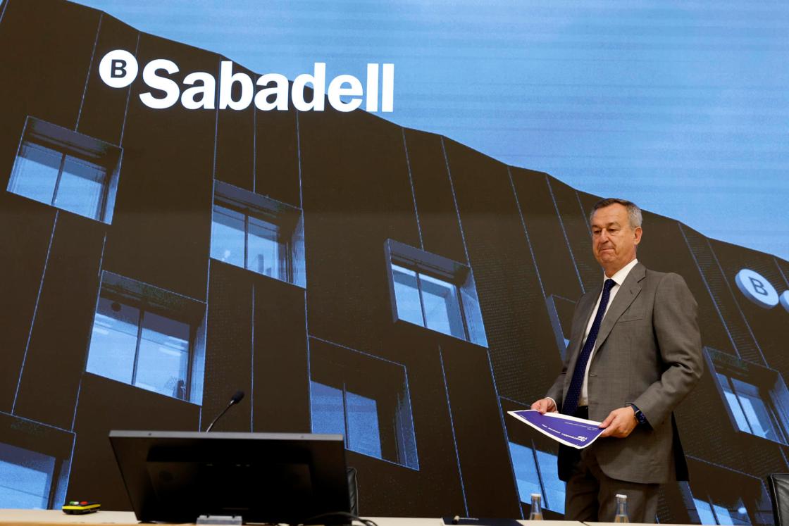 GRAFCAT9997. SANT CUGAT (BARCELONA), 02/07/2025.- El consejero delegado del Banco Sabadell, César González-Bueno explica en rueda de prensa los detalles sobre la decisión de vender TSB, filial británica de la entidad, en pleno proceso de la opa del BBVA, y el dividendo extraordinario para los accionistas que generará la operación. EFE/Toni Albir