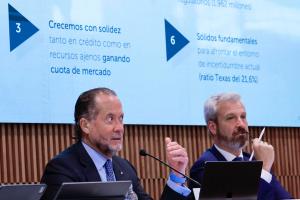 SANTIAGO DE COMPOSTELA, 28/07/2025.- El presidente de Abanca, Juan Carlos Escotet (i) durante la presentación de los resultados de la entidad en el primer semestre de 2025, este lunes. Abanca ha logrado un beneficio de 427,1 millones de euros, veinticinco millones más que en el mismo período del año anterior. EFE/ Lavandeira Jr