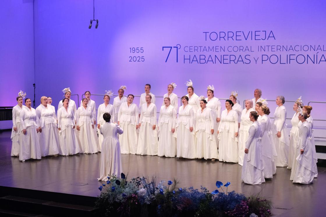 TORREVIEJA (ALICANTE). Integrantes del coro de Letonia, Balta Riga, durante su participación en el 71 Certamen Coral Internacional Habaneras y Polifonía de Torrevieja que se ha celebrado hoy sábado en la localidad alicantina. EFE / Pablo Miranzo.