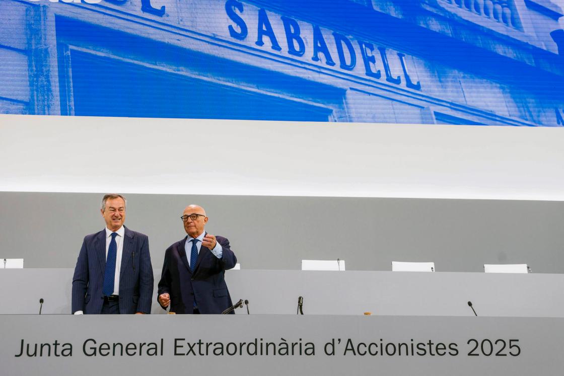SABADELL (BARCELONA), 06/08/2025.- El presidente del Banco Sabadell, Josep Oliu (d), junto al consejero delegado, César González-Bueno (i), durante la Junta General Extraordinaria de Accionistas de la entidad, para decidir sobre la venta de la filial britanica TSB al Santander, este miércoles. EFE/ Quique García