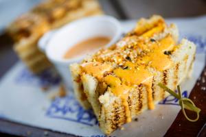 Fotografía de el sándwich 'Sandubamba' del quiosco Coisa de Bamba, uno de los lugares que forma parte de la ruta Sabores da Orla este jueves, en Río de Janeiro (Brasil). EFE/ André Coelho