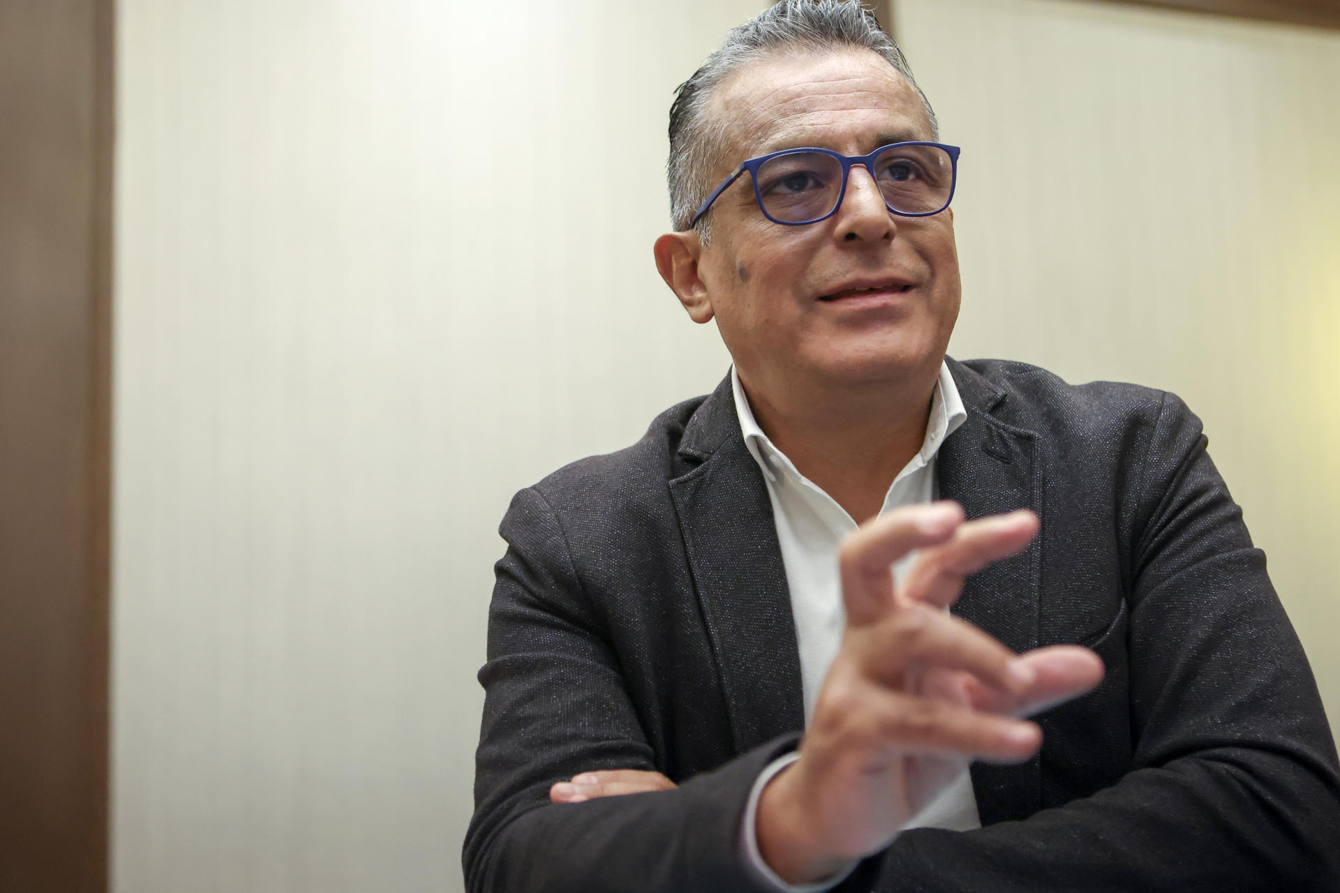 El oncólogo pediatra Alberto Olaya, habla durante una entrevista para EFE en la decimosegunda edición de la Cumbre de Excelencia Médica Amgen (CEMA). EFE/ Lorenzo Hernández