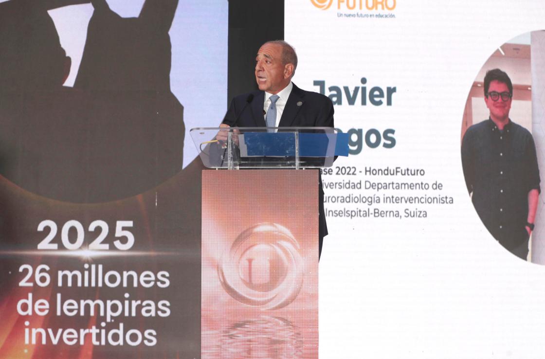 El presidente de la junta directiva de HonduFuturo Camilo Atala, habla durante un acto este miércoles, en Tegucigalpa (Honduras). EFE/ Gustavo Amador