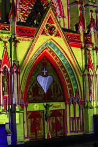 Fotografía del 7 de agosto de 2025 de la Basílica del Voto Nacional durante una proyección audiovisual artística del Festival 'Quito, Luz de América', en Quito (Ecuador). EFE/ Gianna Benalcazar