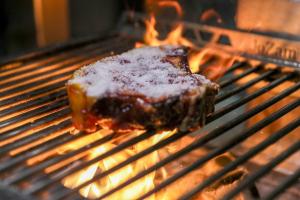 Fotografía de un corte de carne preparado en el restaurante Tributo, el 22 de agosto de 2025 en Quito (Ecuador). EFE/José Jácome