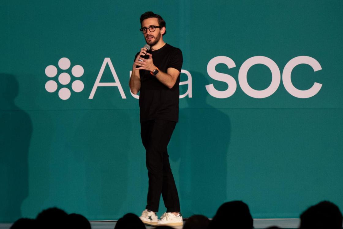 Fotografía tomada el 8 de agosto de 2025 cedida por SOC del fundador de la empresa de cursos en línea Mercatitlán, Juan Lombana, hablando en una conferencia, en Monterrey (México). EFE/ SOC /SOLO USO EDITORIAL NO VENTAS /SOLO DISPONIBLE PARA ILUSTRAR LA NOTICIA QUE ACOMPAÑA (CRÉDITO OBLIGATORIO)