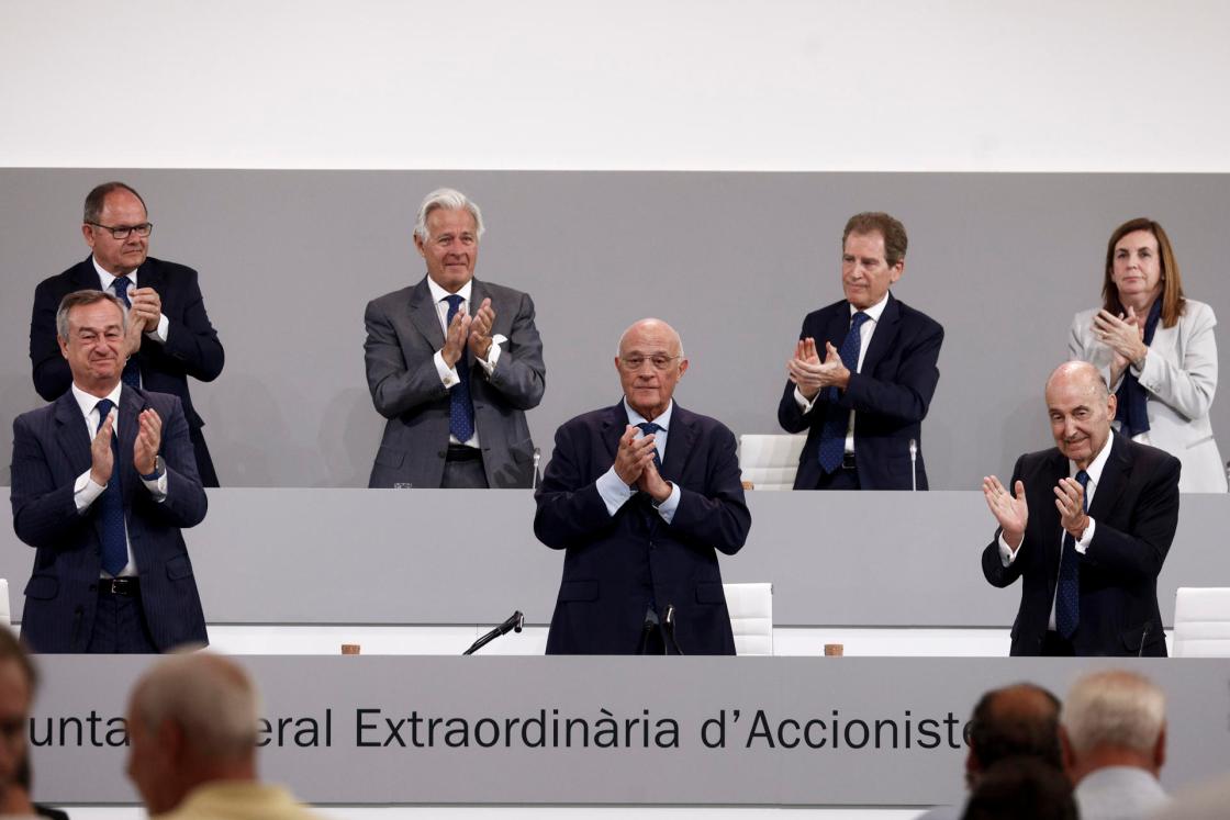 SABADELL (BARCELONA), 06/08/2025.- El presidente del Banco Sabadell, Josep Oliu (c), aplaudido durante la Junta General Extraordinaria de Accionistas de la entidad, para decidir sobre la venta de la filial británica TSB al Santander, este miércoles. EFE/ Quique García