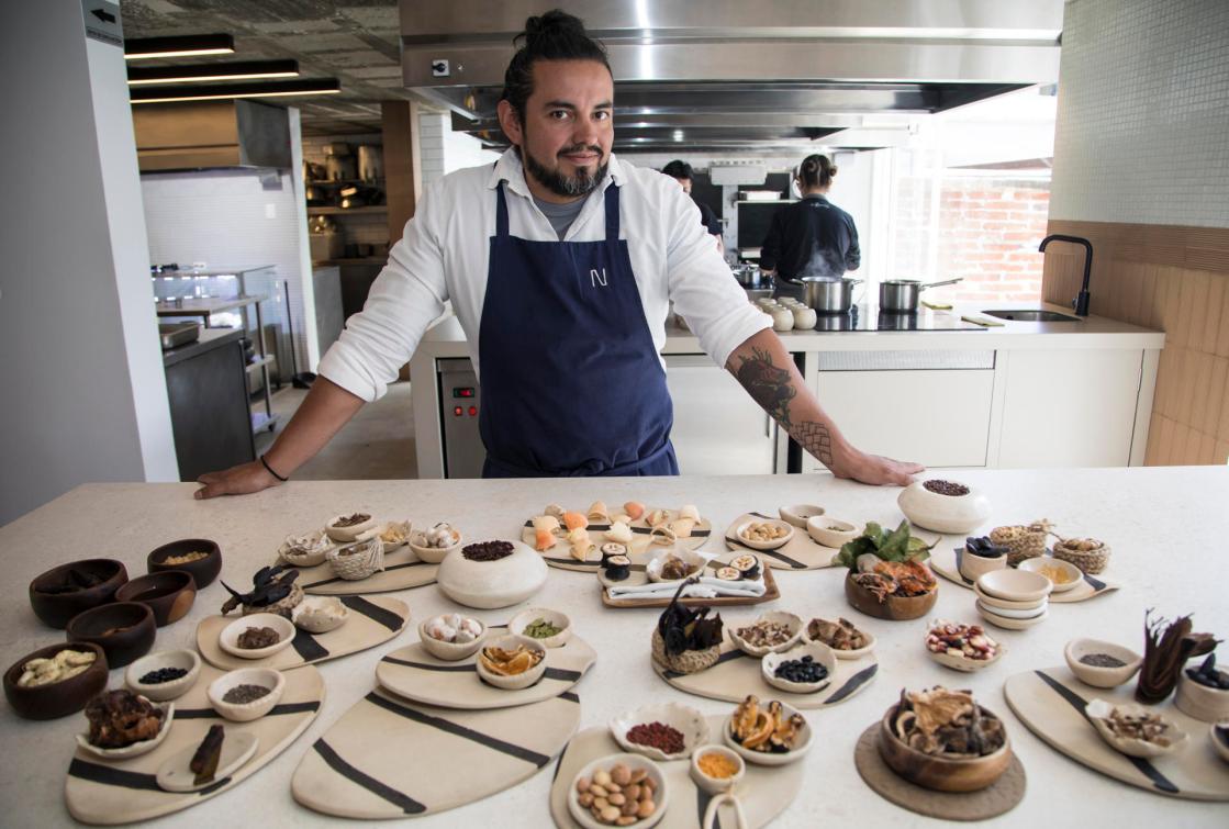 El chef Alejandro Chamorro, del restaurante ecuatoriano Nuema, posa durante una entrevista con EFE este martes, en Quito (Ecuador). EFE/ Gianna Benalcazar